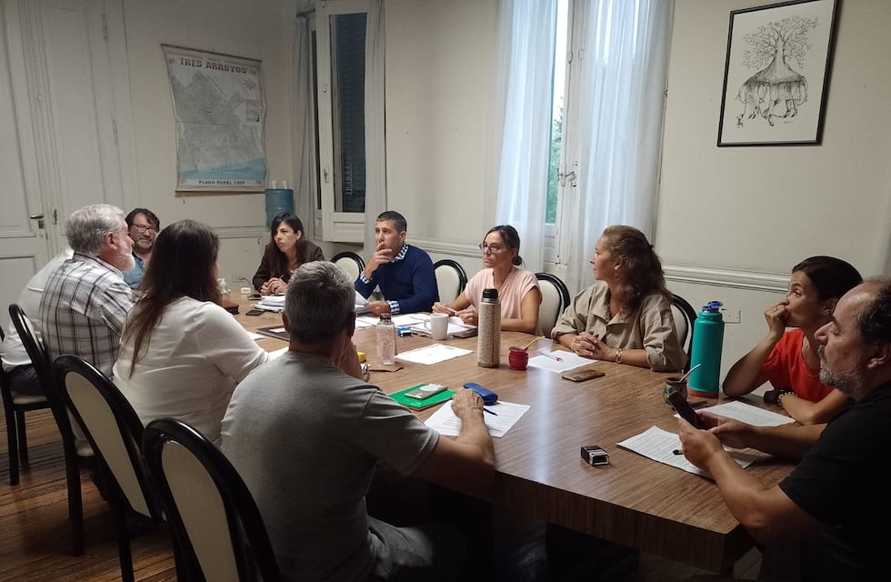 Comisión de Legislación: nombre del Polideportivo, donación de terrenos y licencia de concejales