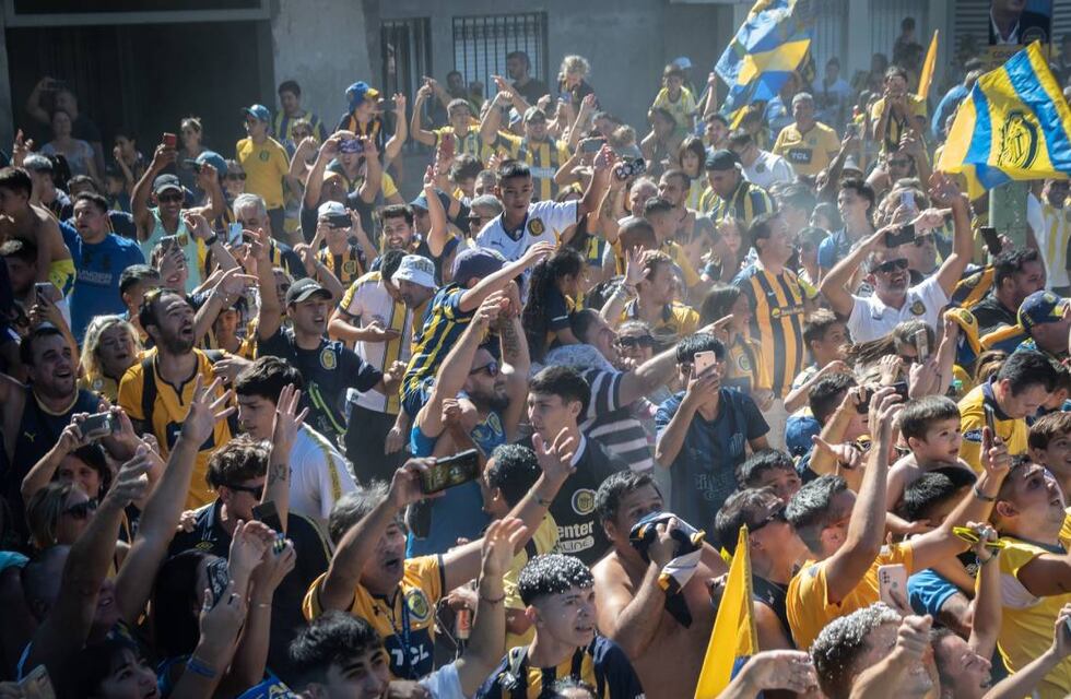 El salchicha menos canalla: llevaron al perro a la caravana de Rosario Central