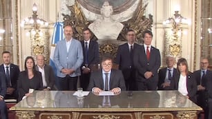 Javier Milei y el “mega-DNU”. Con un Federico Sturzenegger discordante (La Voz archivo).