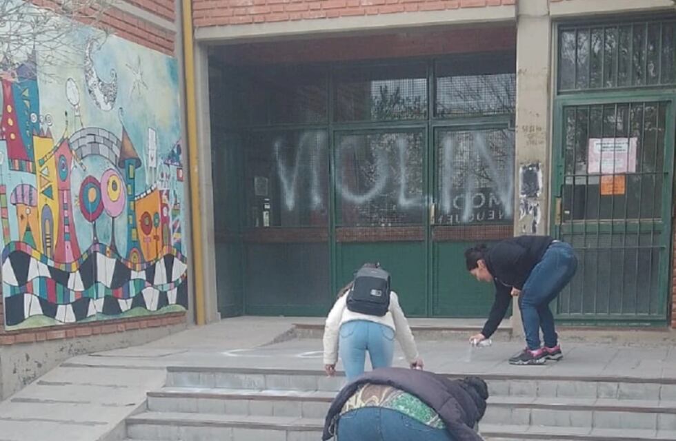 Neuquén: familias atacaron la casa del docente acusado por abuso sexual a menores en un jardín de infantes