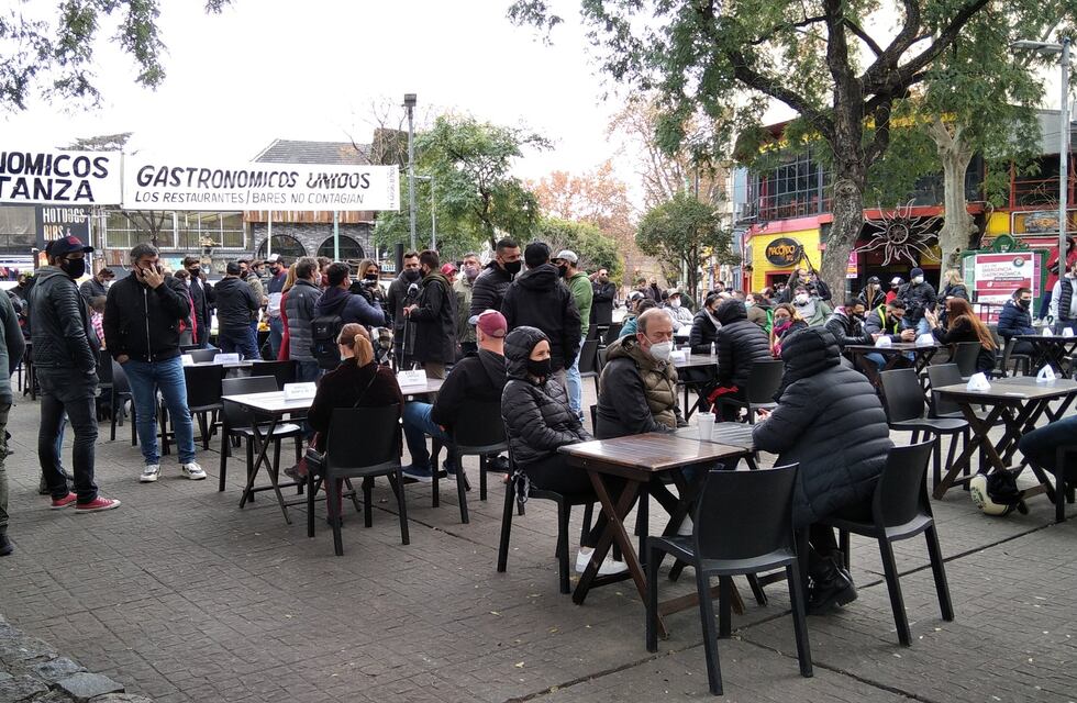 En contra de las restricciones: gastronómicos colocaron mesas en Plaza Serrano para reclamar