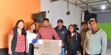 La entrega de equipos como un Smart TV y micrófonos de alta calidad optimiza la transmisión del Canal 3 y la radio municipal.