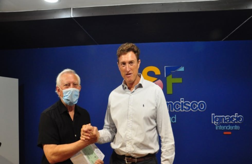 Entrega de contribución para el Archivo Gráfico y Museo Histórico