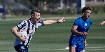 El entrenador portugués Pedro Caixinha ya conduce a Talleres. Aquí con Enzo Díaz. El equipo ya sabe su agenda para abril y mayo.