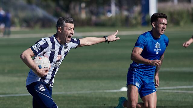 El entrenador portugués Pedro Caixinha ya conduce a Talleres. Aquí con Enzo Díaz. El equipo ya sabe su agenda para abril y mayo.