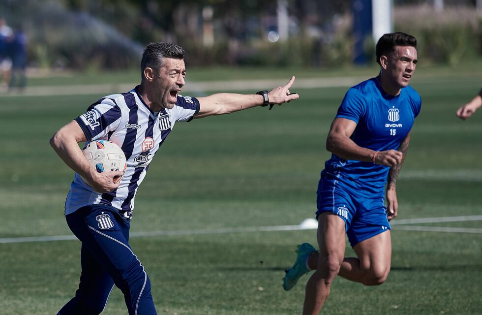 Talleres presentó a Caixinha, se puso la camiseta y dirigió su primera práctica