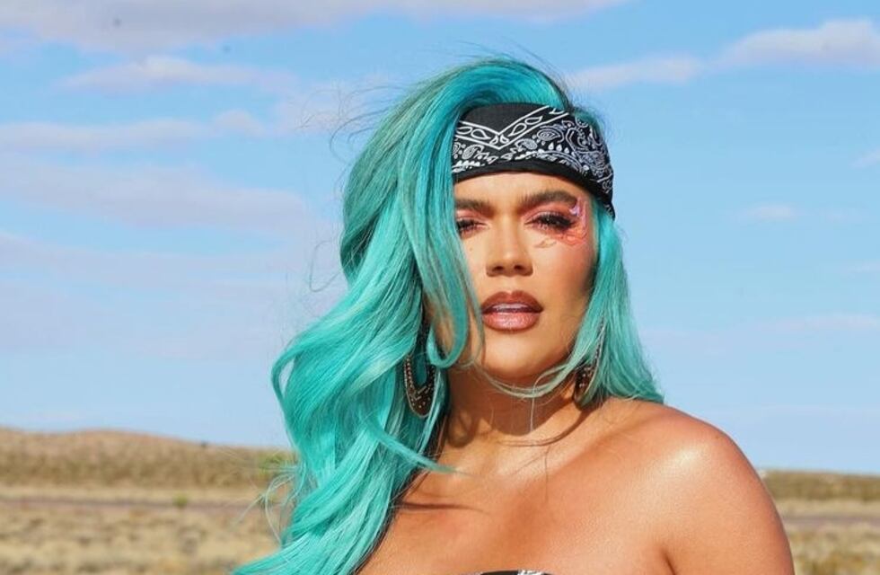 Karol G deslumbró con un vestido de transparencias, pero sus cejas azules fueron las protagonistas