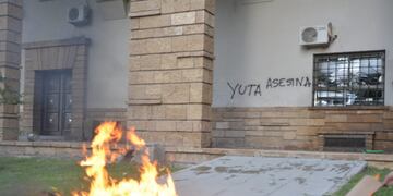 Hubo incidentes en la marcha de pedido de Justicia por Florencia Romano cuando algunos manifestantes vandalizaron Casa de Gobierno de Mendoza. Nicolás Ríos/Los Andes
