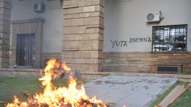 Hubo incidentes en la marcha de pedido de Justicia por Florencia Romano cuando algunos manifestantes vandalizaron Casa de Gobierno de Mendoza. Nicolás Ríos/Los Andes