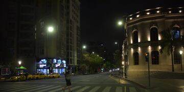 Covid 19 segunda ola. La primera noche la restricción en Córdoba fue parcial, algunos bares cerraron y otros no. El Gobierno provincial firmó el decreto que adhiere al de la Nación, pero con matices y atenuantes. Foto: Facundo Luque/La Voz