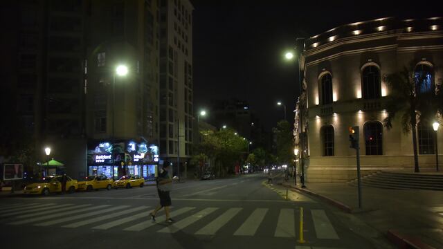Covid 19 segunda ola. La primera noche la restricción en Córdoba fue parcial, algunos bares cerraron y otros no. El Gobierno provincial firmó el decreto que adhiere al de la Nación, pero con matices y atenuantes. Foto: Facundo Luque/La Voz
