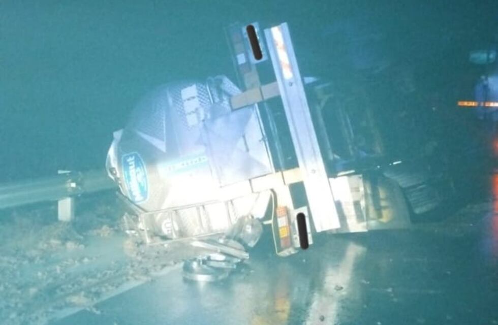 La Francia: un camión con tanque cisterna despistó y volcó sobre ruta 19