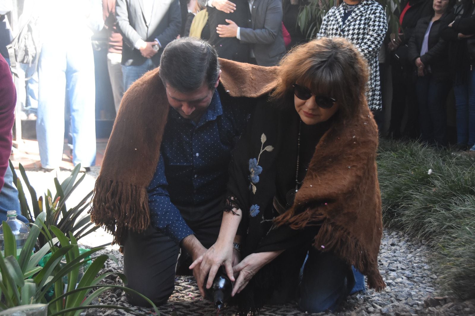 El presidente del bloque Cambia Jujuy, Santiago Jubert, y la diputada Mariela Ortiz, al momento de presentar su ofrenda a la Madre Tierra.