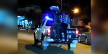 Jardín América: investigación por imágenes donde puede verse a hinchas festejar arriba de un móvil policial.