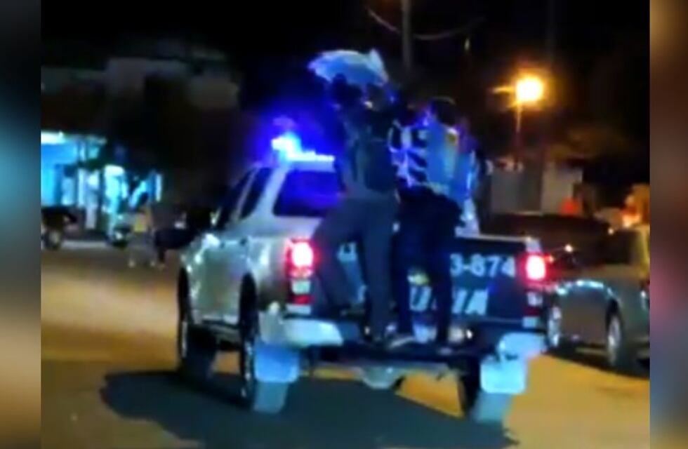 Jardín América: investigación por imágenes donde puede verse a hinchas festejar arriba de un móvil policial