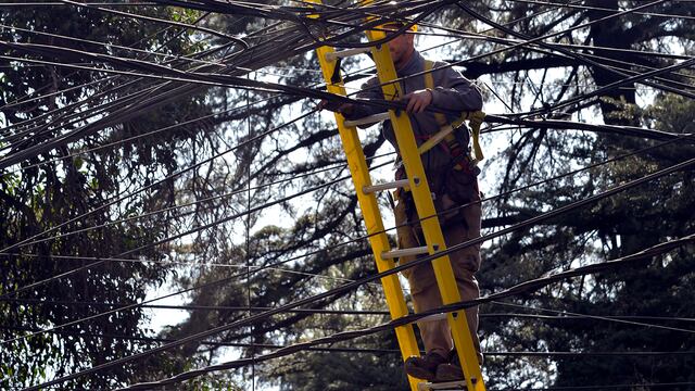 Una guirnalda navideña generó un cortocircuito y dejó a varios departamentos del Gran Mendoza sin luz.
