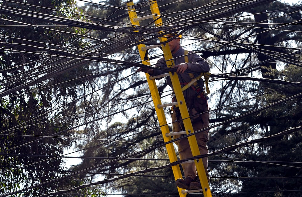 Insólito video: una guirnalda navideña impactó contra los cables y generó un apagón en Mendoza