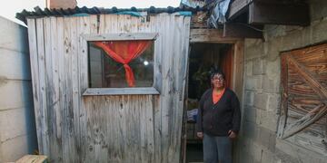 Alicia vive en un pequeño cuarto al lado de la casa de su hermano y su madre, quien quedó en silla de ruedas hace un tiempo y sus hijos se turnan para cuidarla.