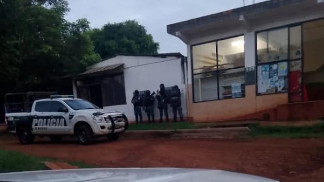 Detienen a dos hombres en una causa por robo de motocicleta en Puerto Iguazú.