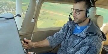 Además de usar las redes para llevar el Evangelio, el cura muestra sus actividades como pilotear aviones.