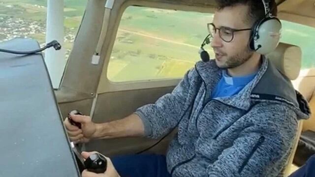 Además de usar las redes para llevar el Evangelio, el cura muestra sus actividades como pilotear aviones.