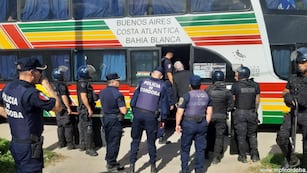 El colectivo que transportaba a 59 hinchas de Boca y tenía armas de fuego.