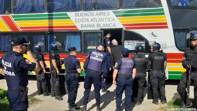 El colectivo que transportaba a 59 hinchas de Boca y tenía armas de fuego.
