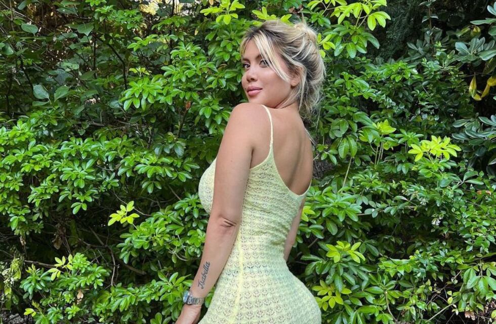 Wanda Nara dio los buenos días frente al espejo con un top deportivo y un palazzo naranja