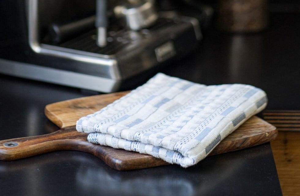 Ni detergente ni vinagre: el trucazo para limpiar los repasadores y que queden como nuevos