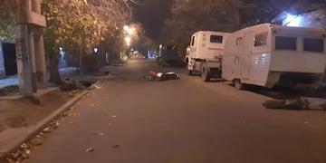 Casilla rodante estacionada y la moto de la víctima de la muerte en San Rafael.
