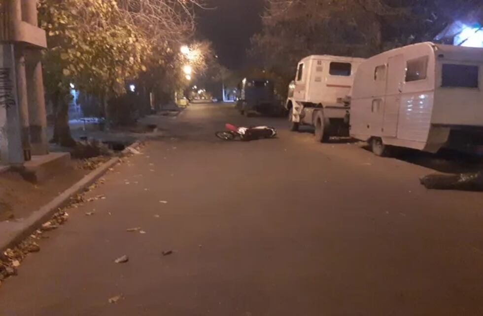 Fatal accidente en San Rafael: una motociclista murió al chocar con una casilla rodante estacionada