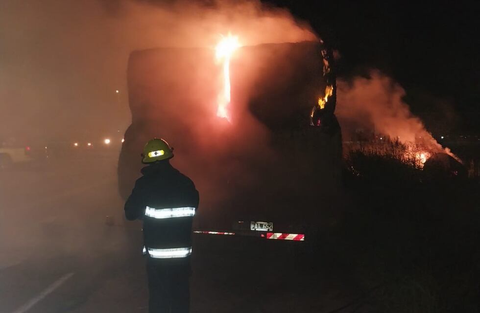 Un camión se prendió fuego en Córdoba y provocó un desastre en la ruta