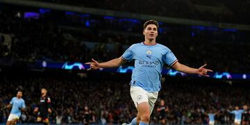 Julián Álvarez, delantero aplicado dentro y fuera de las canchas de Inglaterra. (AP)