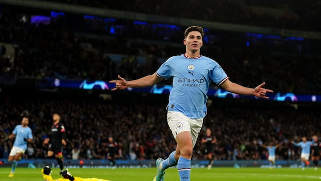 Julián Álvarez, delantero aplicado dentro y fuera de las canchas de Inglaterra. (AP)