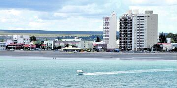 Puerto Madryn, ciudad costera de Chubut, muestra su perfil urbano desde el mar. Para Semana Santa, ofrece un surtido cronograma de actividades turísticas y religiosas.