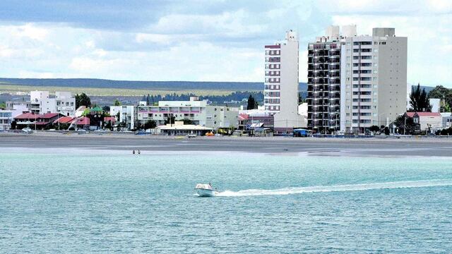 Puerto Madryn, ciudad costera de Chubut, muestra su perfil urbano desde el mar. Para Semana Santa, ofrece un surtido cronograma de actividades turísticas y religiosas.
