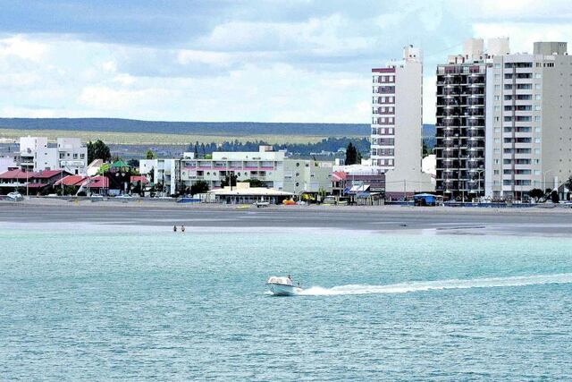 Puerto Madryn, ciudad costera de Chubut, muestra su perfil urbano desde el mar. Para Semana Santa, ofrece un surtido cronograma de actividades turísticas y religiosas.