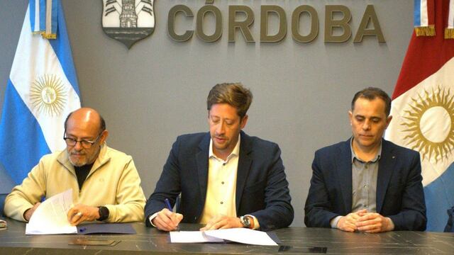 El titular del SEP, Sergio Castro, y el secretario General de la Gobernación, David Consalvi, firmaron este viernes la paritaria que se extenderá hasta abril de 2026.