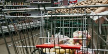 Vacaciones de verano: un influencer comparó los precios de un supermercado en Brasil con los de Argentina y enloqueció por la diferencia.