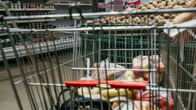 Vacaciones de verano: un influencer comparó los precios de un supermercado en Brasil con los de Argentina y enloqueció por la diferencia.