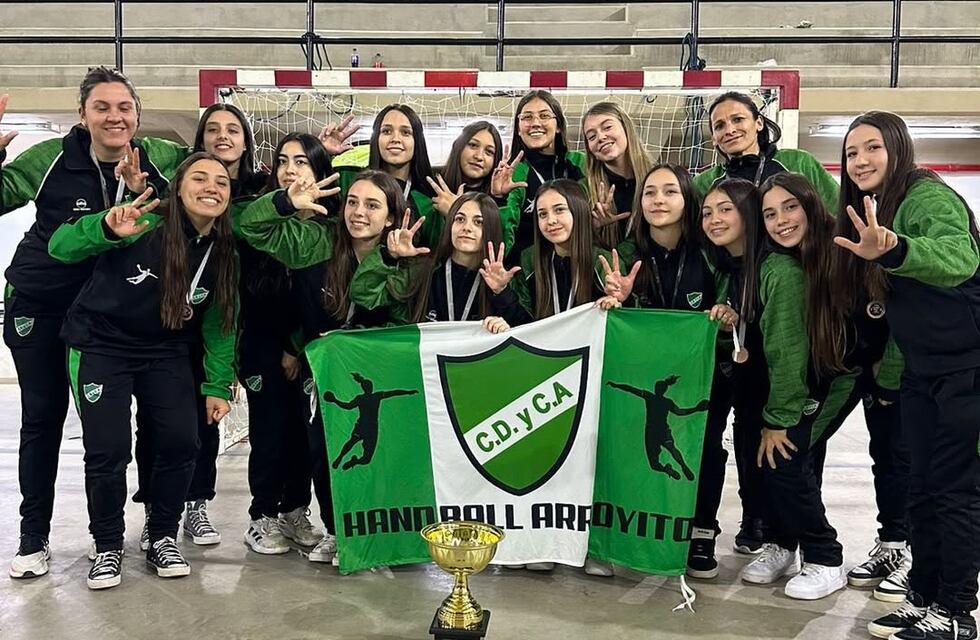 El equipo de Cadetes Femenino de Handball del Cultural de Arroyito subieron al podio en el Nacional de Concordia