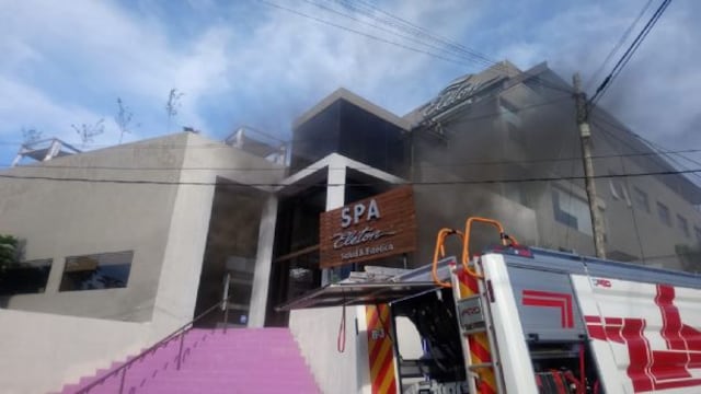 Bomberos intoxicados y daño total en el spa.