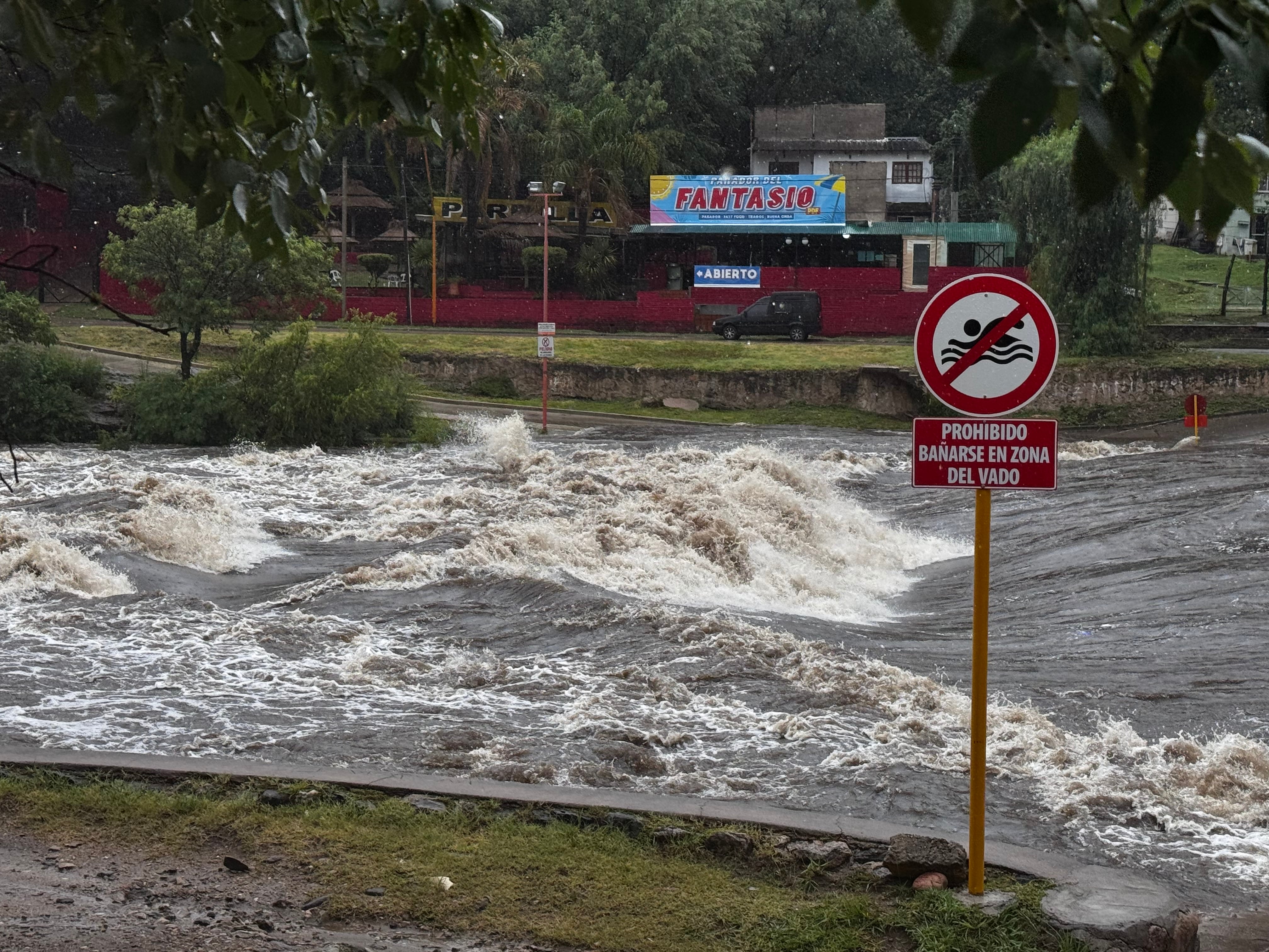 Creciente del río San Antonio de Carlos Paz. (La Voz)