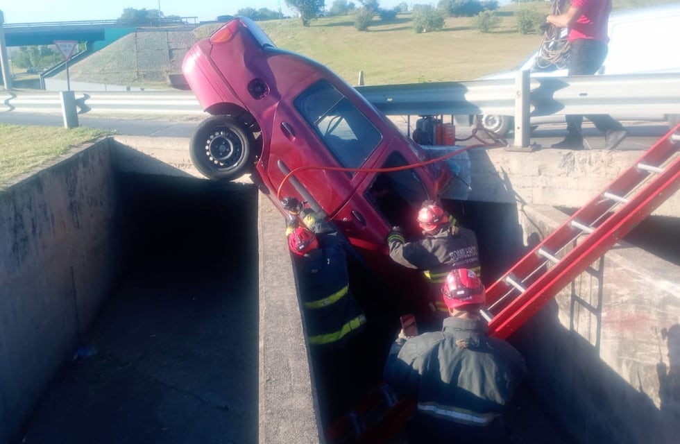 Video: un automovilista despistó, cayó a un canal en Córdoba y quedó atrapado