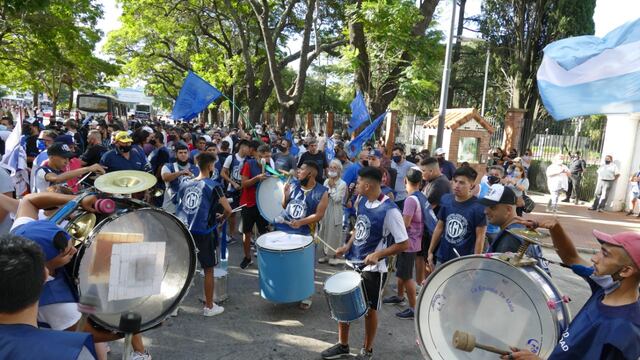Gremialistas con remeras de diferentes sindicatos se pararon frente a los ingresos donde los vecinos estaban protestando. Foto: Clarín