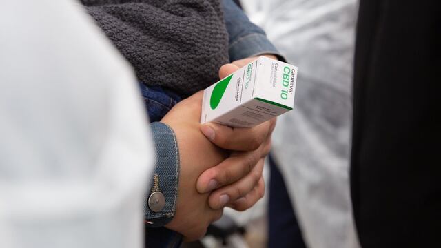 El primer lote de aceite de cannabis de grado farmacéutico CBD 10 producido en la provincia de Jujuy ya está en manos de pacientes que lo necesitan.