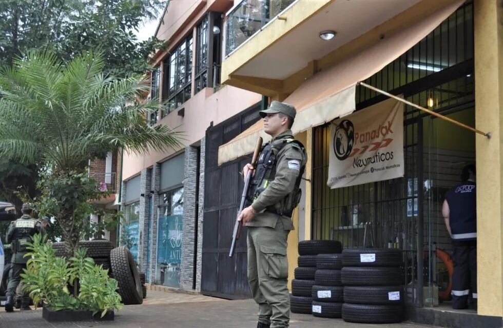 Allanaron una gomería en Oberá por presunto contrabando de neumáticos