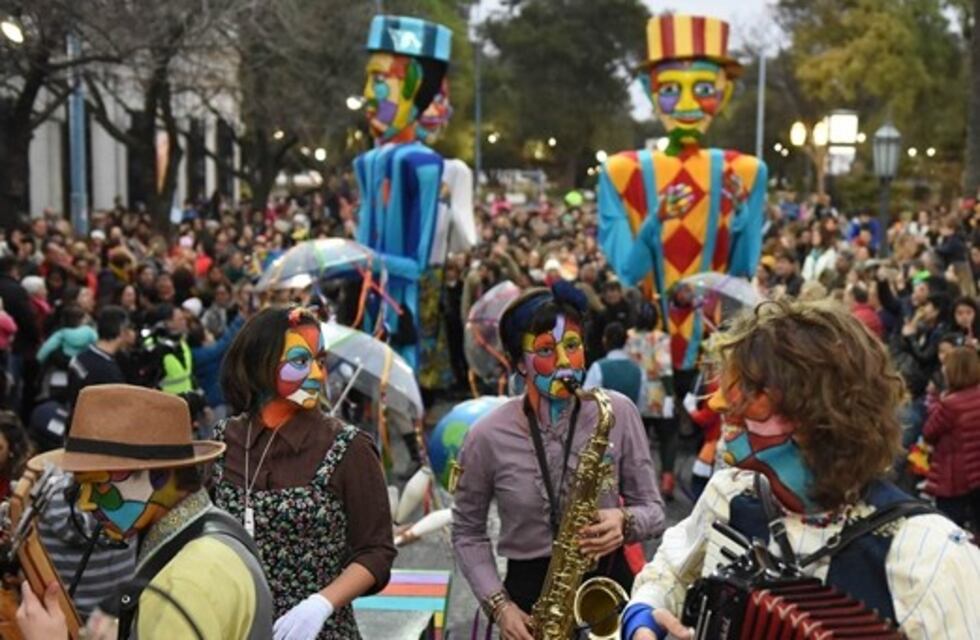 Este lunes regresa el desfile del Festival de Teatro de Rafaela