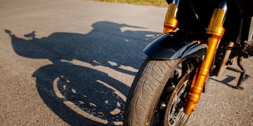 Un motociclista atropelló a una mujer de 84 años y se fugó a toda velocidad.