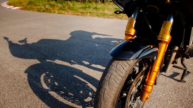 Un motociclista atropelló a una mujer de 84 años y se fugó a toda velocidad.